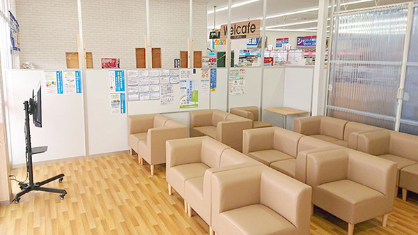 ウエルシア薬局水沢桜屋敷店の待合スペース