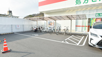 レデイ薬局道後樋又店の駐輪場