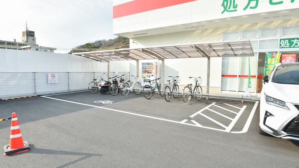レデイ薬局道後樋又店の駐輪場