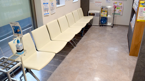 康仁薬局　ほおずき通り店の待合スペース