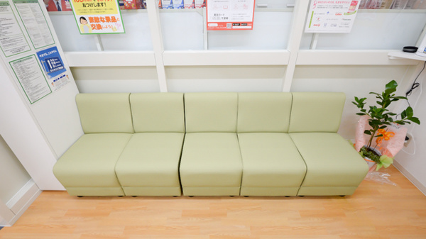 スギ薬局 岸部店の待合スペース
