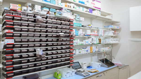 スギ薬局 岸部店の薬棚