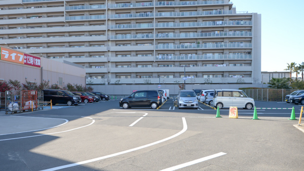 スギ薬局 岸部店の駐車場