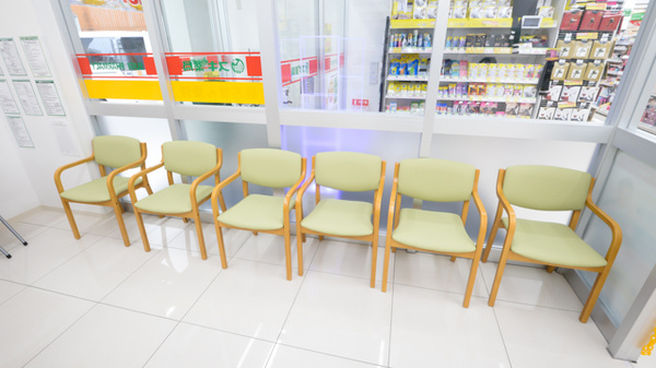 スギ薬局 伏見御園店の待合スペース