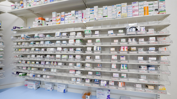 スギ薬局 伏見御園店の薬棚