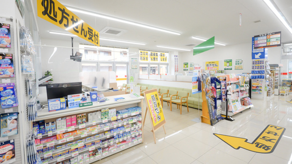 スギ薬局 内山店の入口
