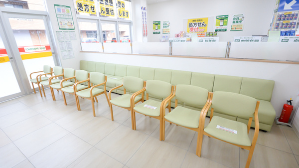 スギ薬局 内山店の待合スペース