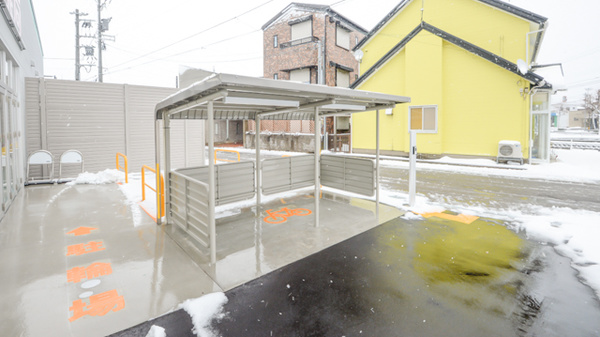 スギ薬局 西金沢店の駐輪場