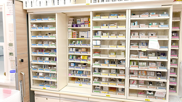 ココカラファイン薬局JR垂水駅店の薬棚