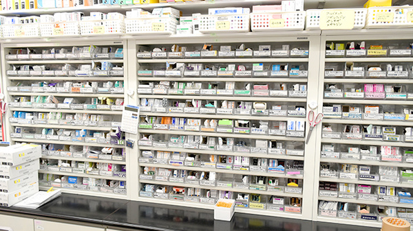 ココカラファイン薬局JR高槻駅店の薬棚