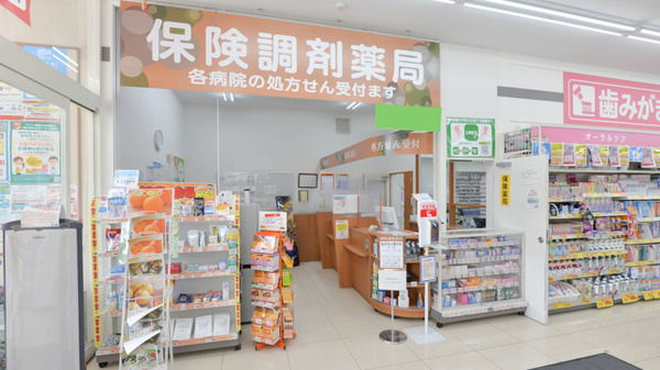 調剤薬局ツルハドラッグ　平岸店の入口