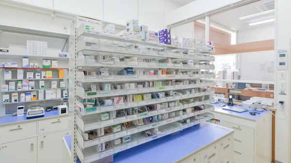 調剤薬局ツルハドラッグ　平岸店の薬棚