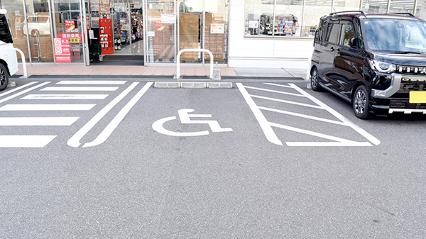 調剤薬局ツルハドラッグ　岩野店の駐車場