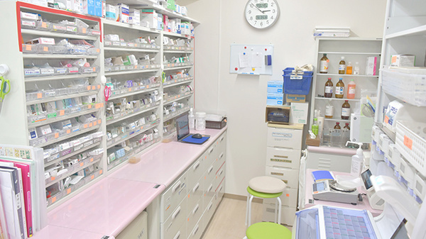 薬局らくらくファーマシーウエストの調剤室