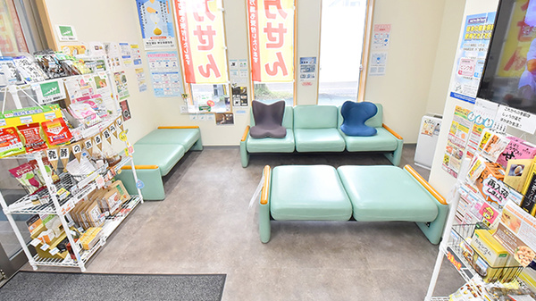 すわ調剤薬局 豊町店の待合スペース