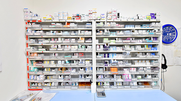 すわ調剤薬局 豊町店の薬棚