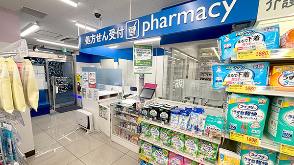薬局トモズ日吉店の入口
