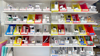 薬局トモズ日吉店の薬棚
