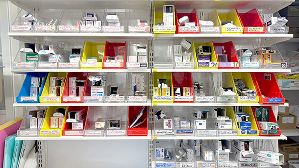 薬局トモズ日吉店の薬棚