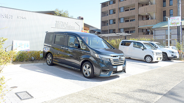 エン薬局西京極店の駐車場