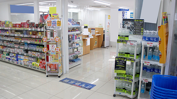 アカカベ薬局　野田阪神店の入口