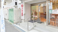 アカラ薬局の入口