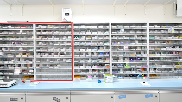 しろくま薬局　深江橋店の薬棚