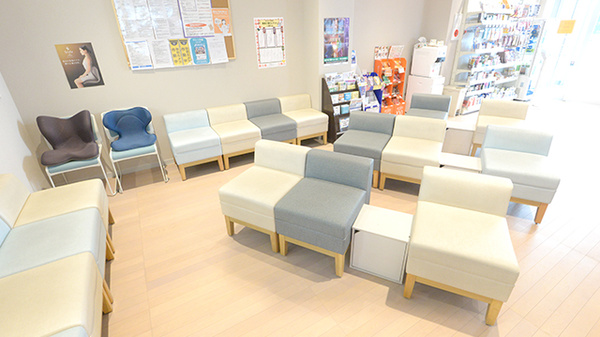 大賀薬局　いまきいれ総合病院前店の待合スペース