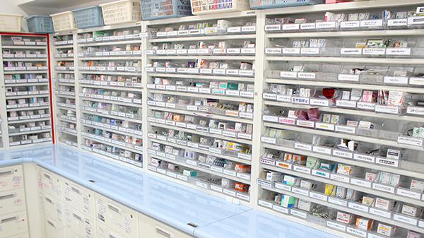 すず薬局　船引店の薬棚