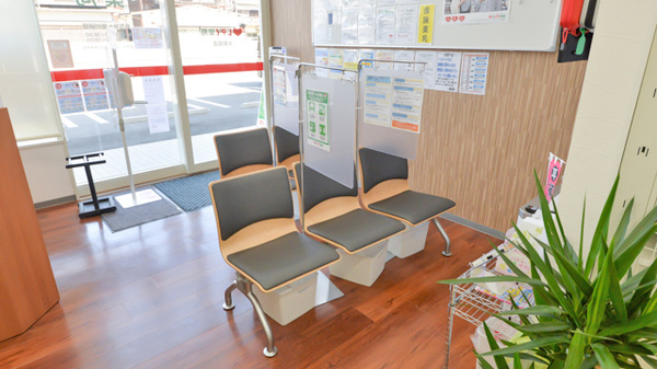 レデイ薬局大新田店の待合スペース