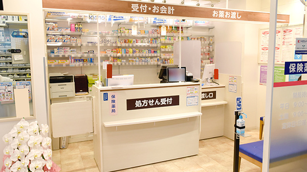 ココカラファイン薬局JR京都駅店の受付/カウンター
