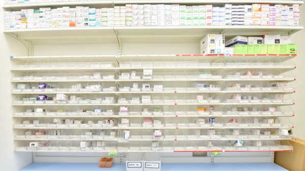 スギ薬局　南武庫之荘店の薬棚