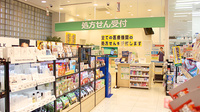 スギ薬局　新宿三丁目店の入口