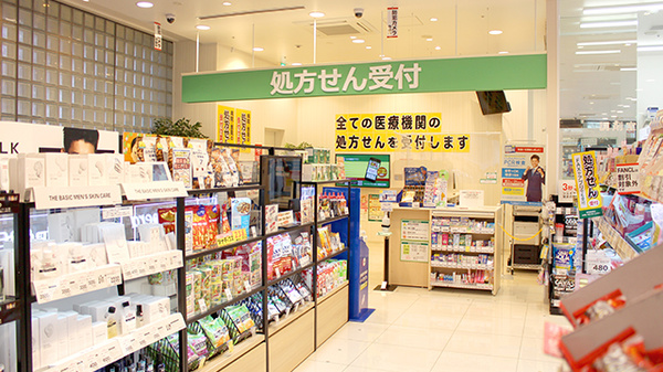 スギ薬局　新宿三丁目店の入口