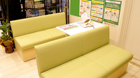 スギ薬局　新宿三丁目店の待合スペース