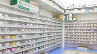 スギ薬局　新宿三丁目店の薬棚