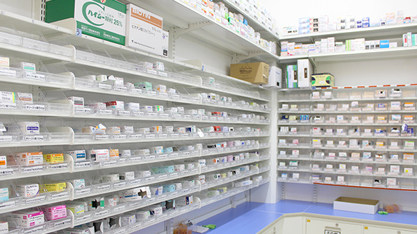 スギ薬局　新宿三丁目店の薬棚
