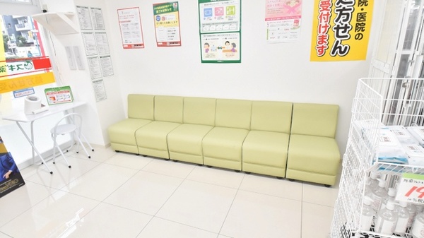 スギ薬局　西宮原店の待合スペース