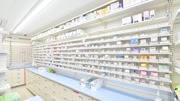 スギ薬局　西宮原店の薬棚