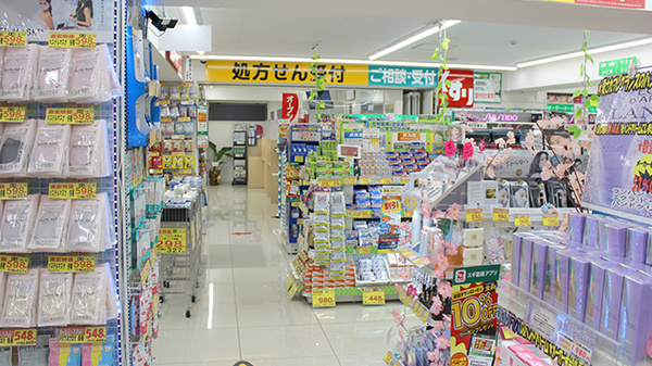 スギ薬局　市ケ谷店の入口