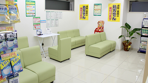 スギ薬局　市ケ谷店の待合スペース