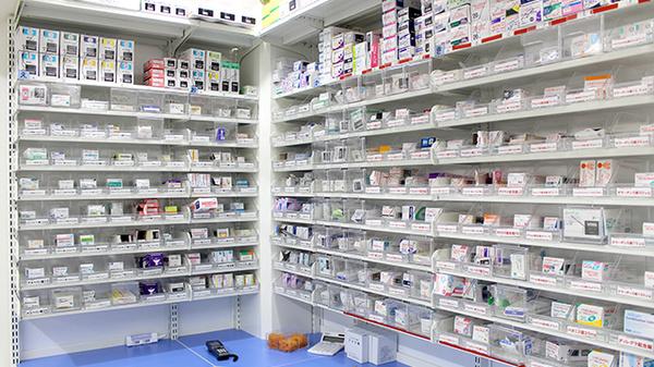 スギ薬局　市ケ谷店の薬棚