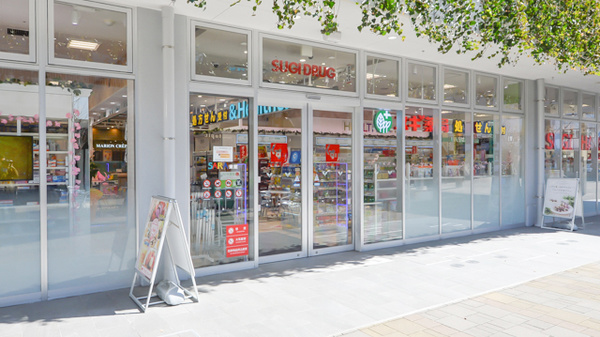 スギ薬局　エイスクエア店の入口