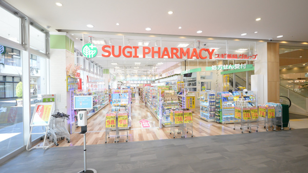 スギ薬局　エイスクエア店の入口