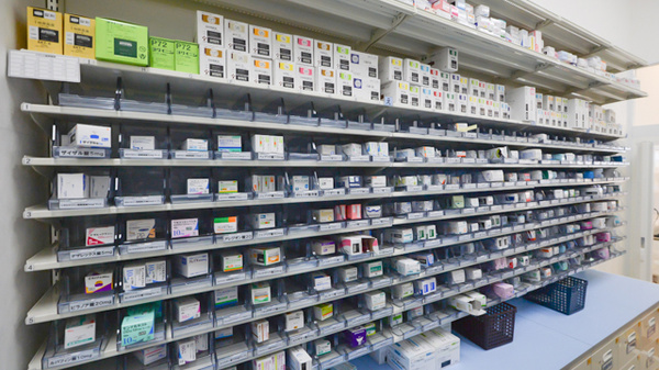 スギ薬局　エイスクエア店の薬棚