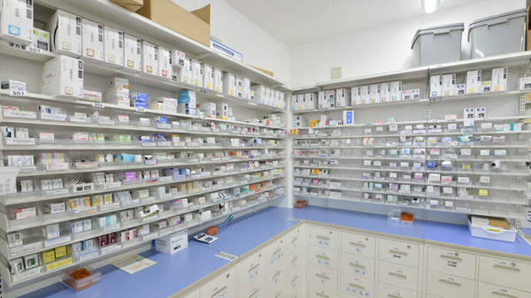調剤薬局ツルハドラッグ苫小牧桜木店の薬棚