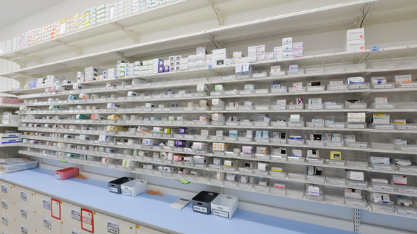 スギ薬局　岸和田上町店の薬棚