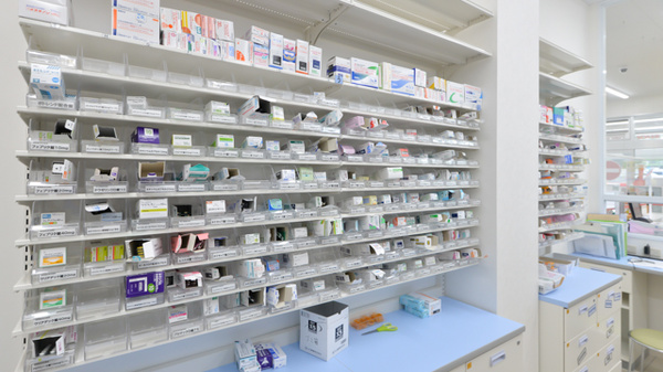 スギ薬局　平和が丘店の薬棚