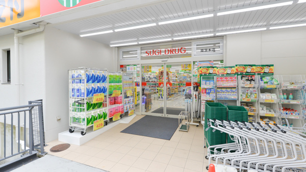 スギ薬局　南茨木店の入口