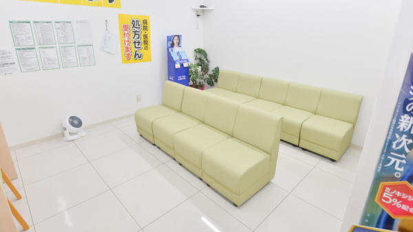 スギ薬局　南茨木店の待合スペース